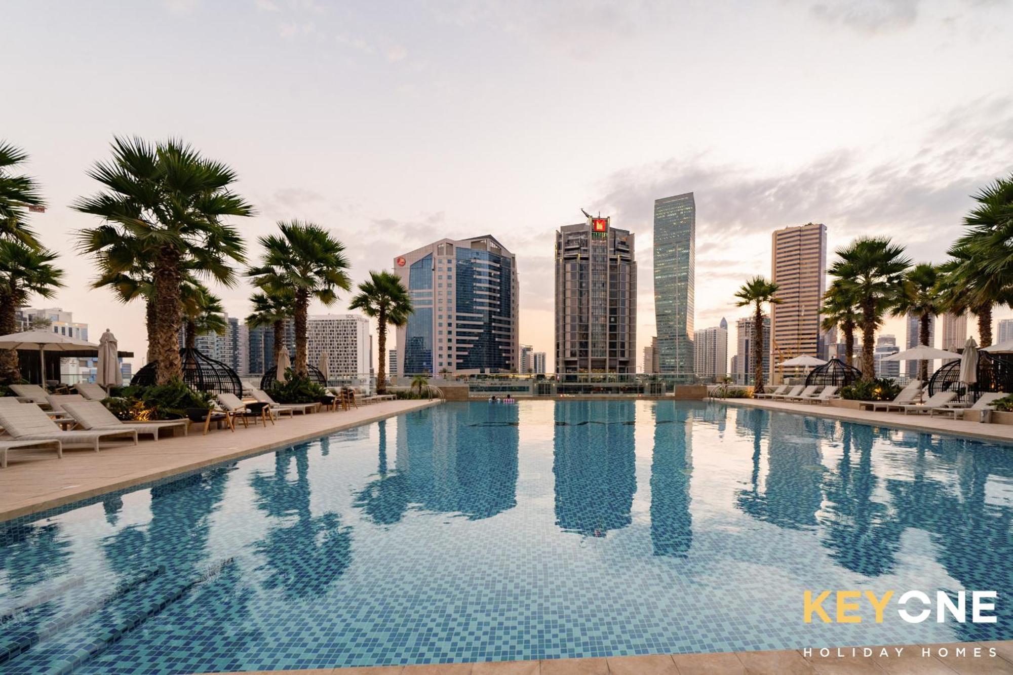 Sleek Studio In Prive With Stunning Canal View Dubai Eksteriør bilde