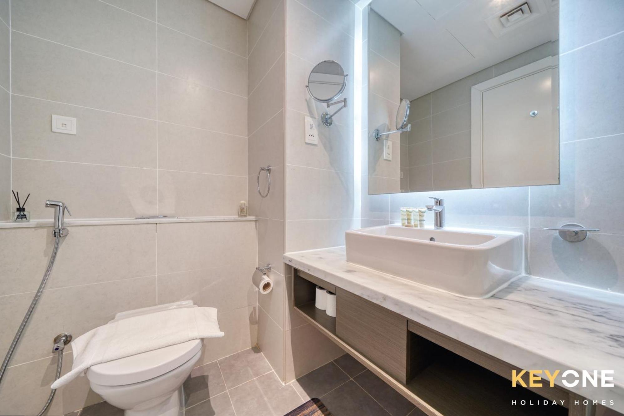 Sleek Studio In Prive With Stunning Canal View Dubai Eksteriør bilde