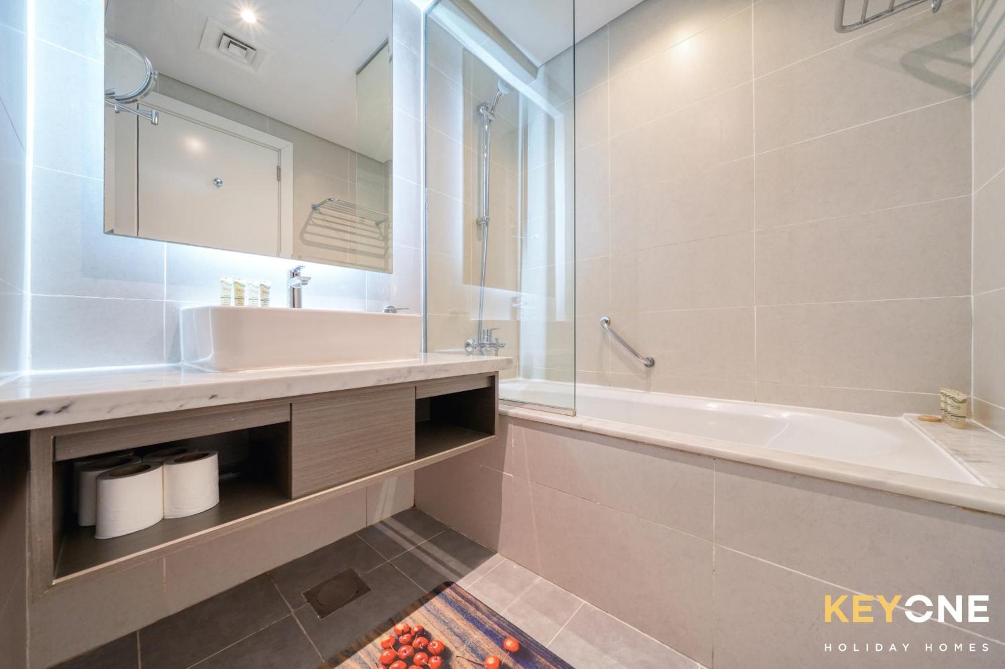 Sleek Studio In Prive With Stunning Canal View Dubai Eksteriør bilde