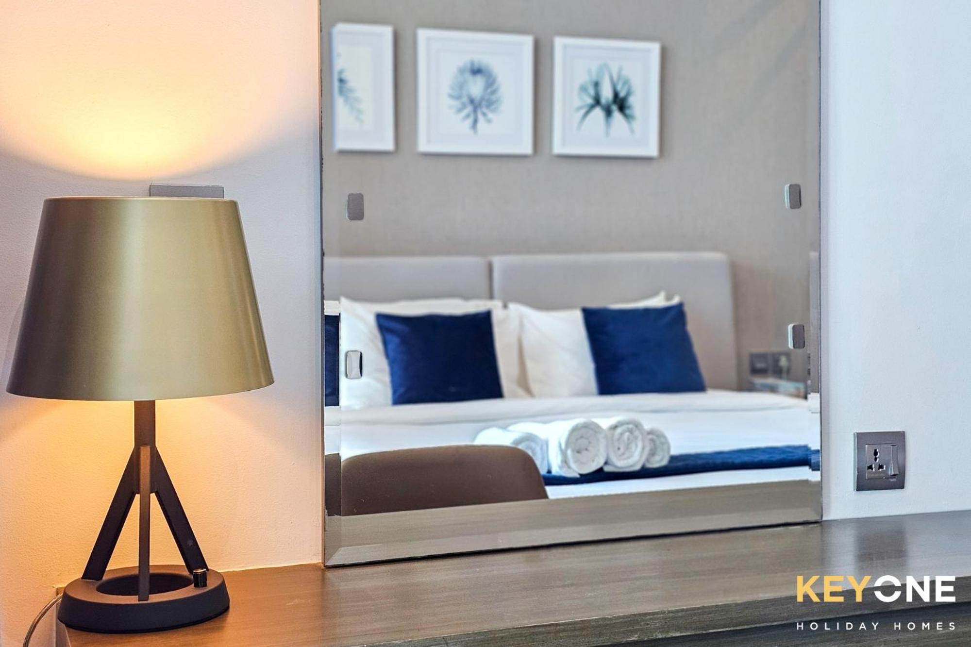 Sleek Studio In Prive With Stunning Canal View Dubai Eksteriør bilde