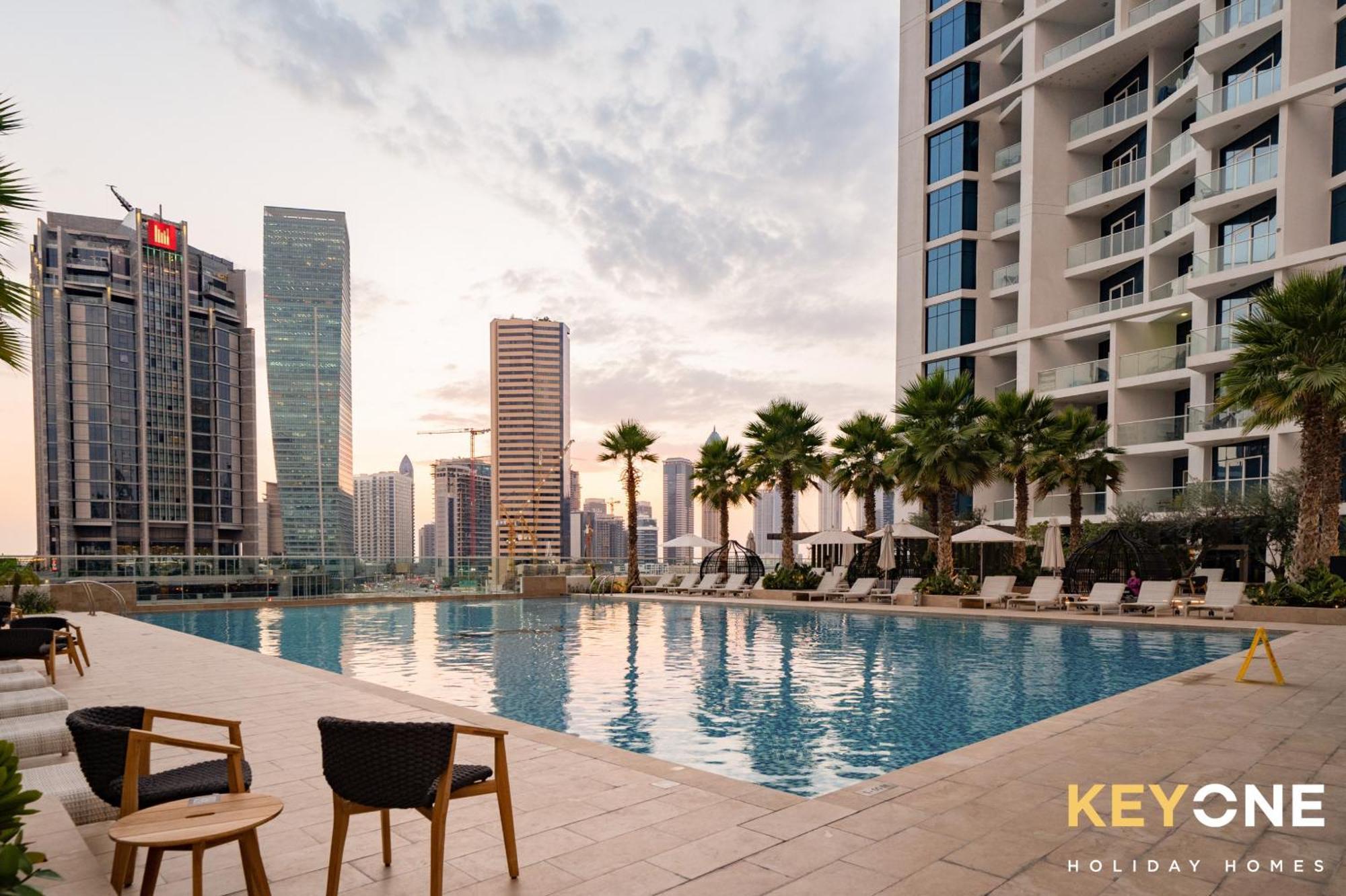 Sleek Studio In Prive With Stunning Canal View Dubai Eksteriør bilde
